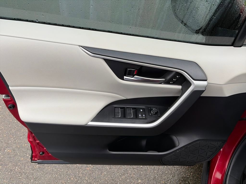 Used 2022 Toyota RAV4 XLE Premium image 16