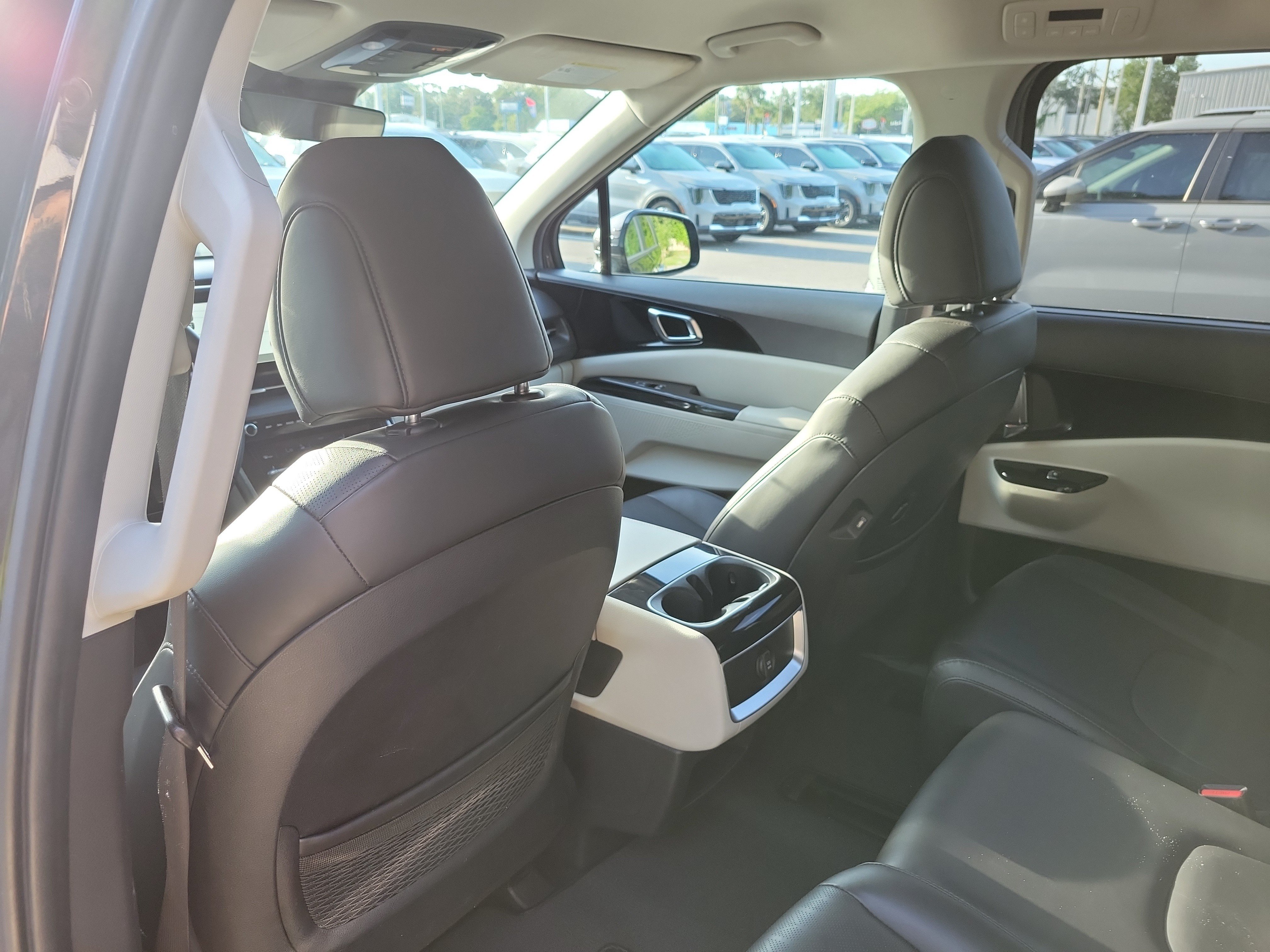 Used 2022 Kia Carnival EX FWD image 16