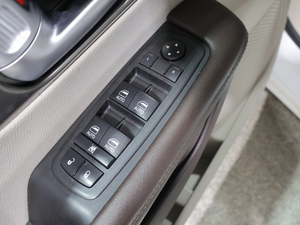 Used 2018 Chrysler Pacifica Touring-L Plus FWD image 13