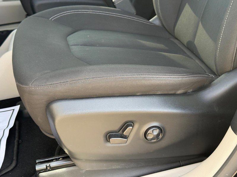 Used 2023 Chrysler Voyager LX image 24