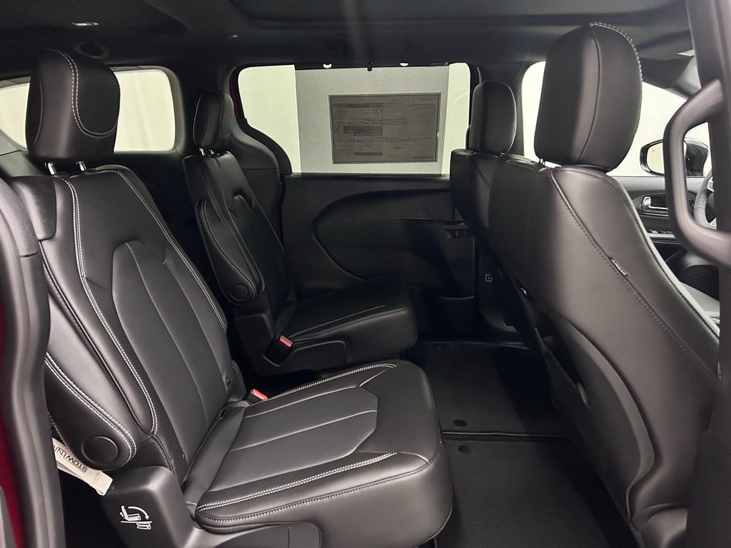 New 2026 Chrysler Pacifica Select AWD/4WD image 17