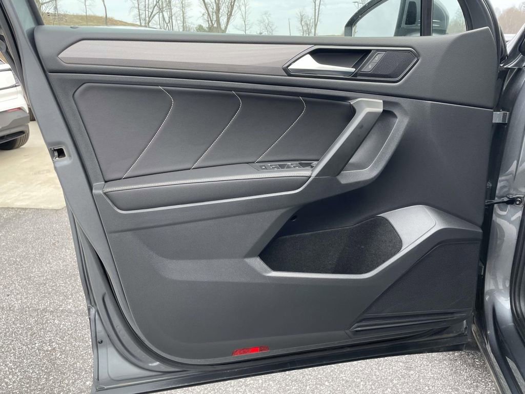 Used 2023 Volkswagen Tiguan SE image 5