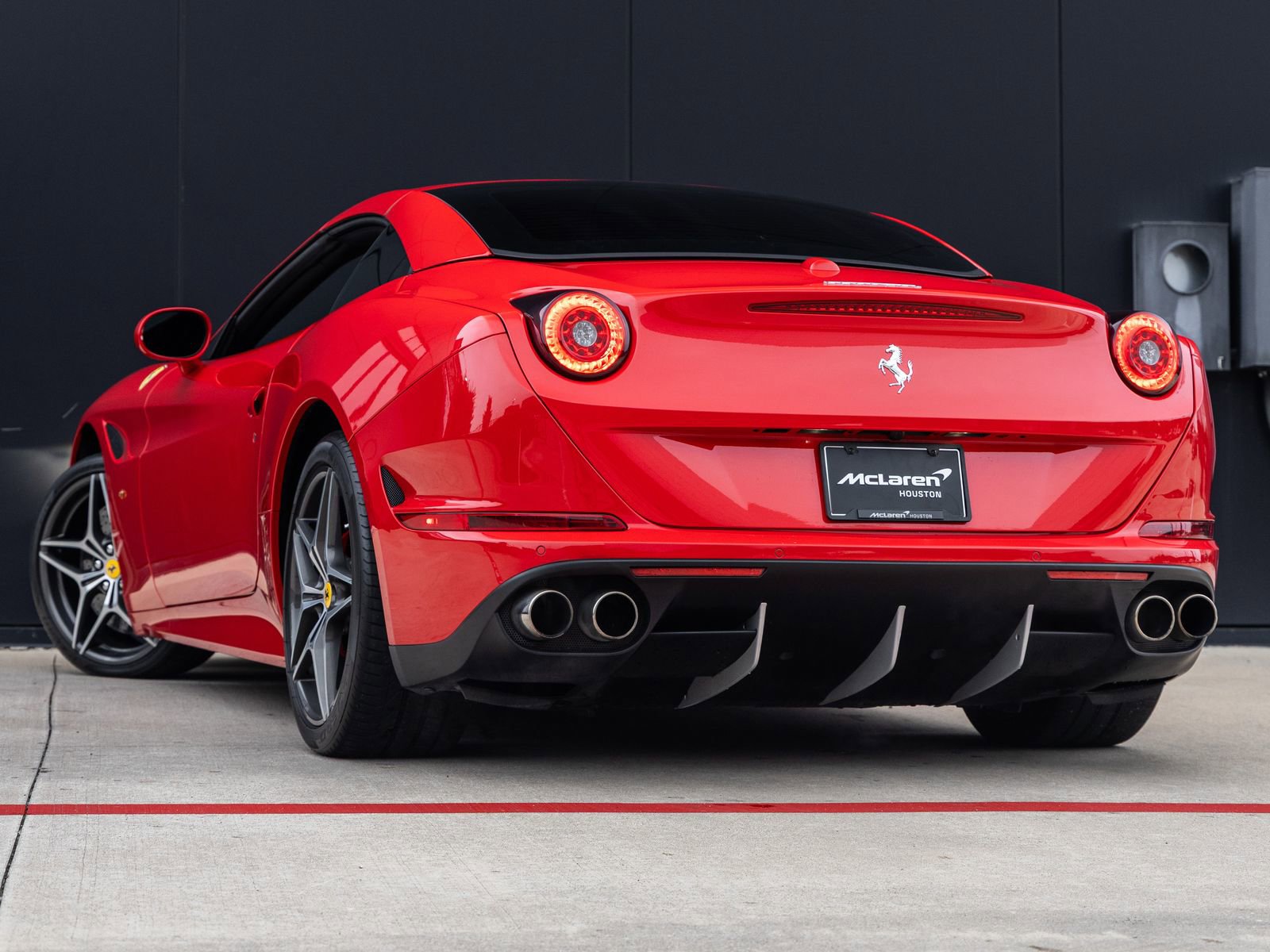Used 2016 Ferrari California T RWD image 8