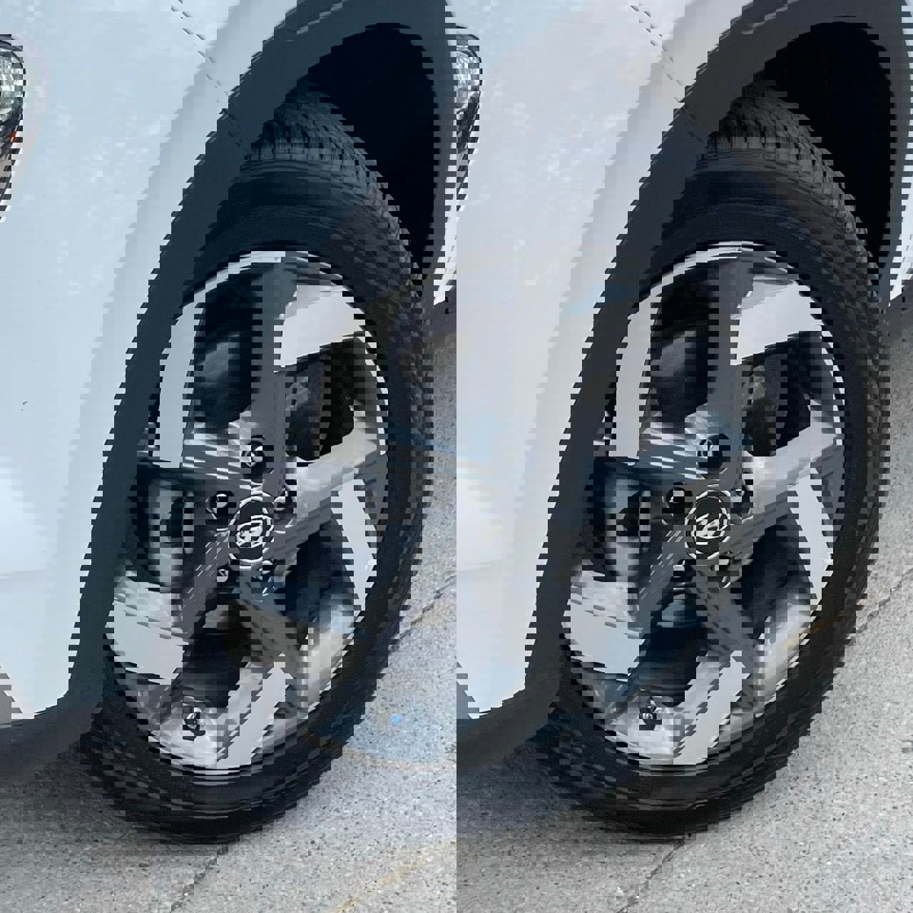 Used 2025 Hyundai Venue SEL FWD image 8