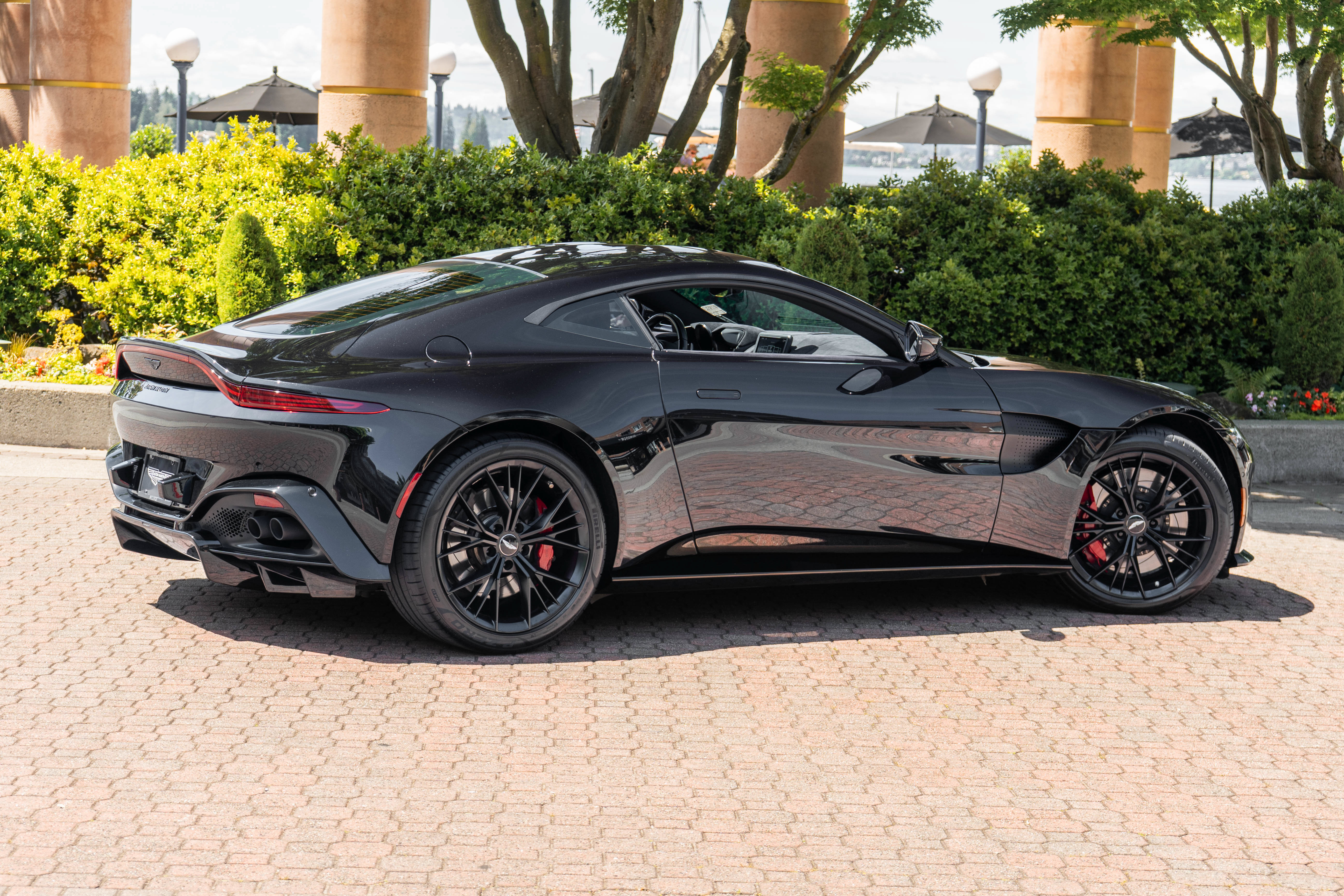 Used 2021 Aston Martin V8 Vantage Coupe RWD image 40