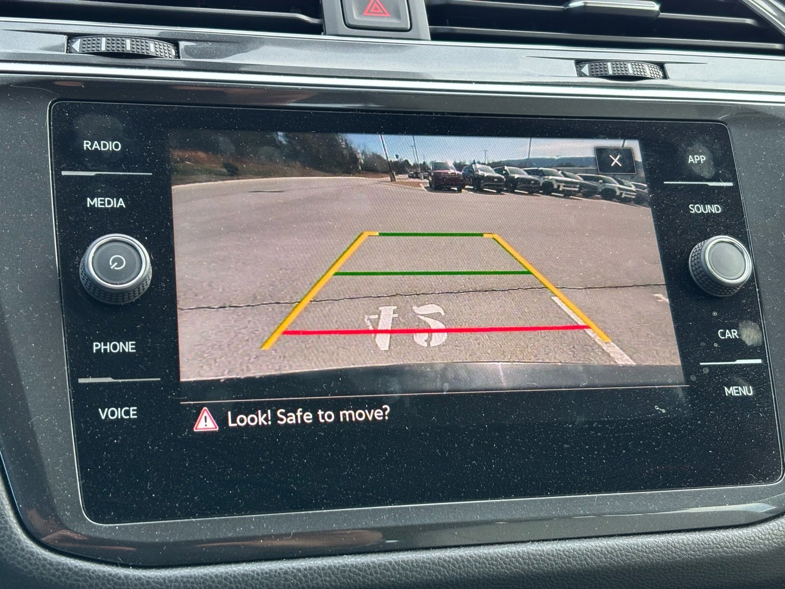 Used 2021 Volkswagen Tiguan SE image 8