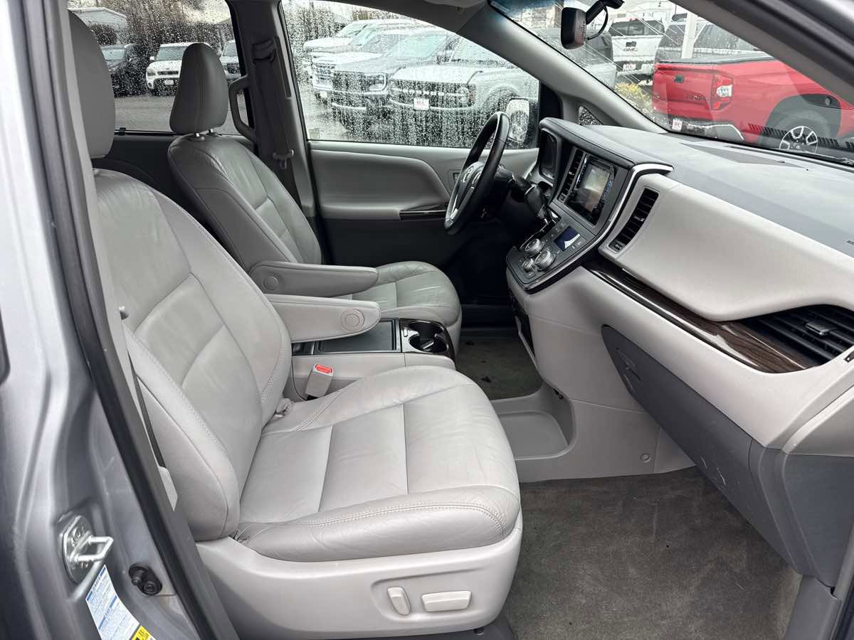 Used 2017 Toyota Sienna XLE Premium image 19