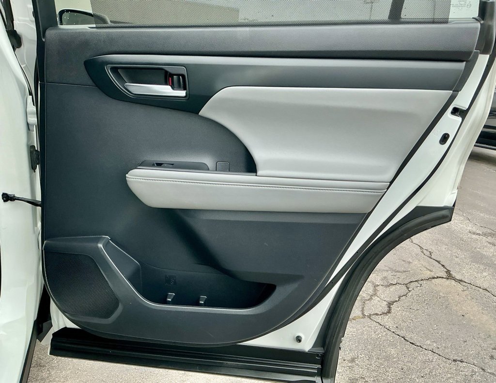 Used 2020 Toyota Highlander XLE image 25