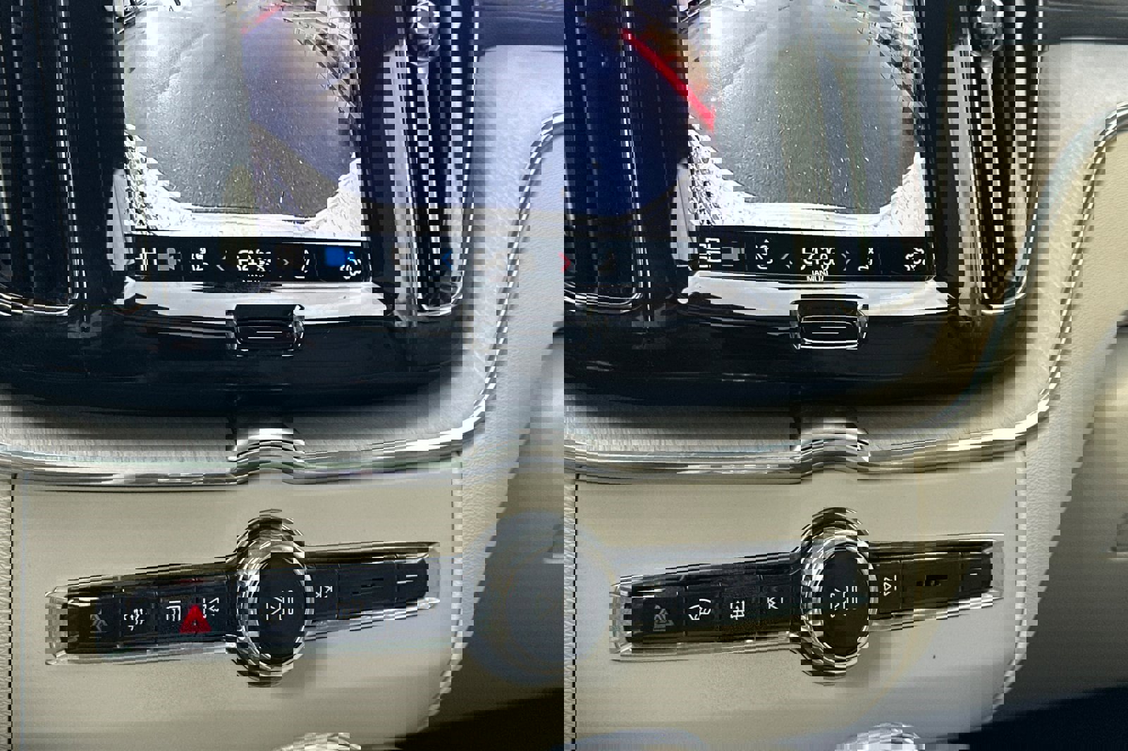 Certified 2025 Volvo XC60 T8 Ultra w/ Protection Package Premier image 24