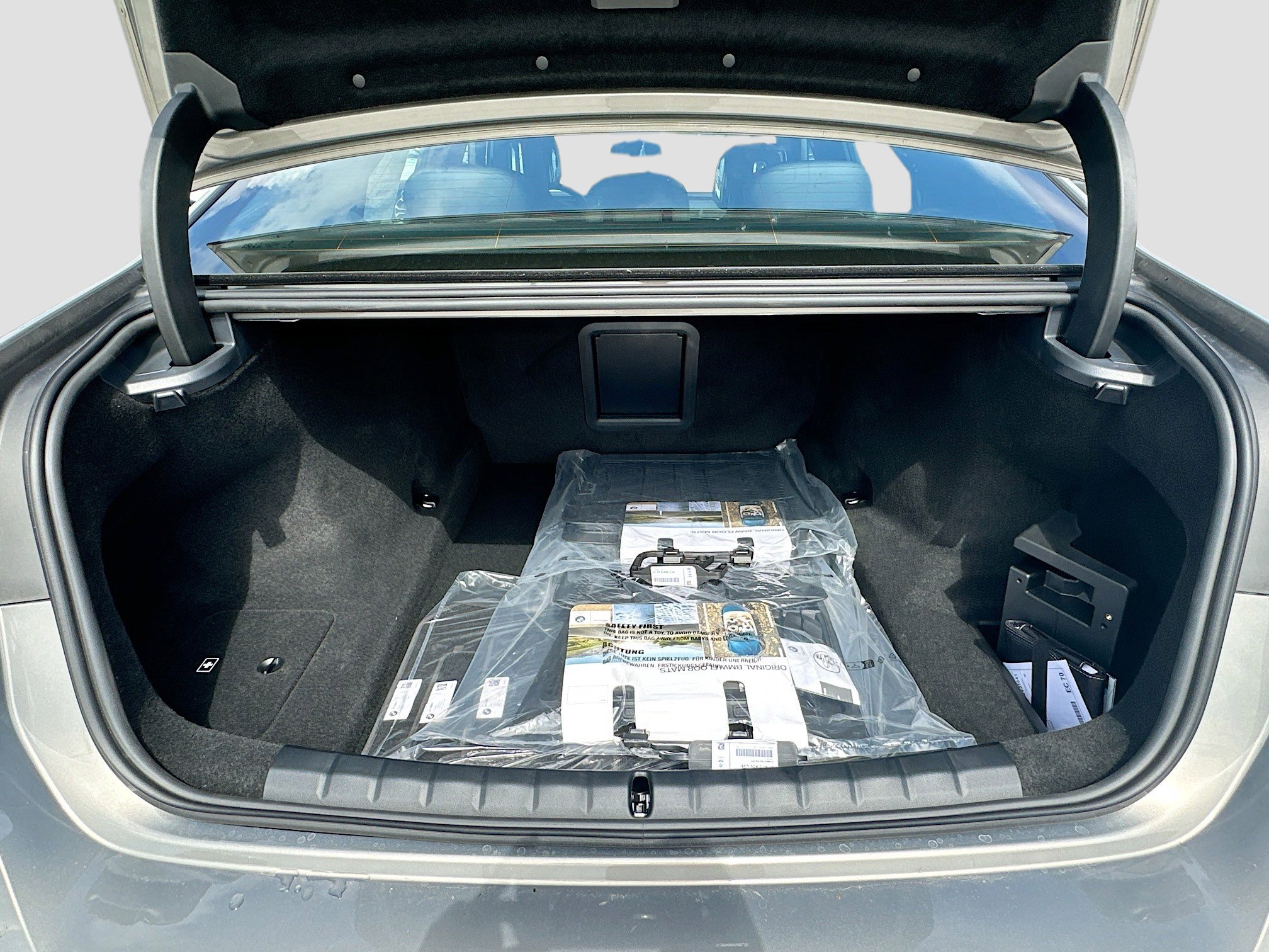 Used 2025 BMW 760i xDrive w/ Executive Package image 27