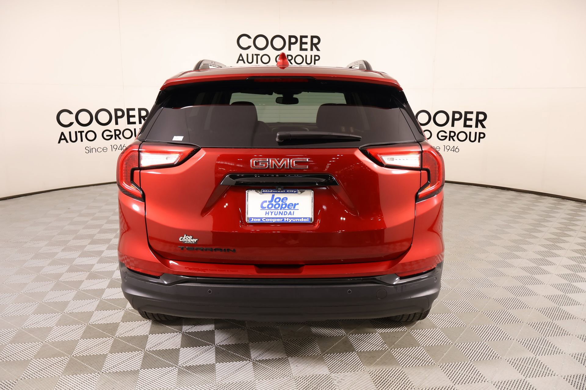 Used 2024 GMC Terrain SLE w/ Driver Convenience Package image 21