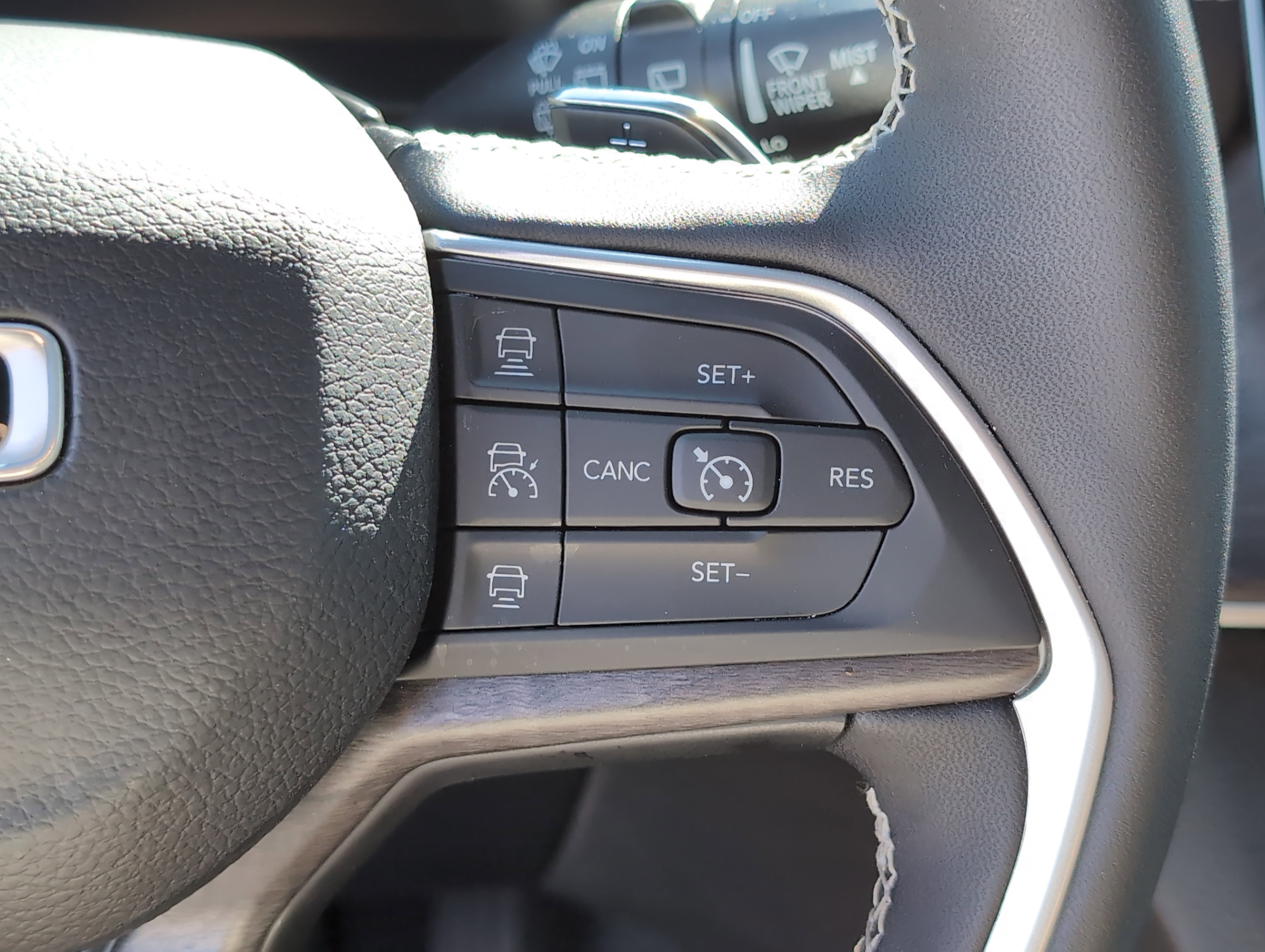 Used 2024 Jeep Grand Cherokee Limited w/ Black Appearance Package image 21