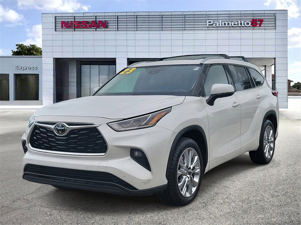 Used 2023 Toyota Highlander Limited image 3
