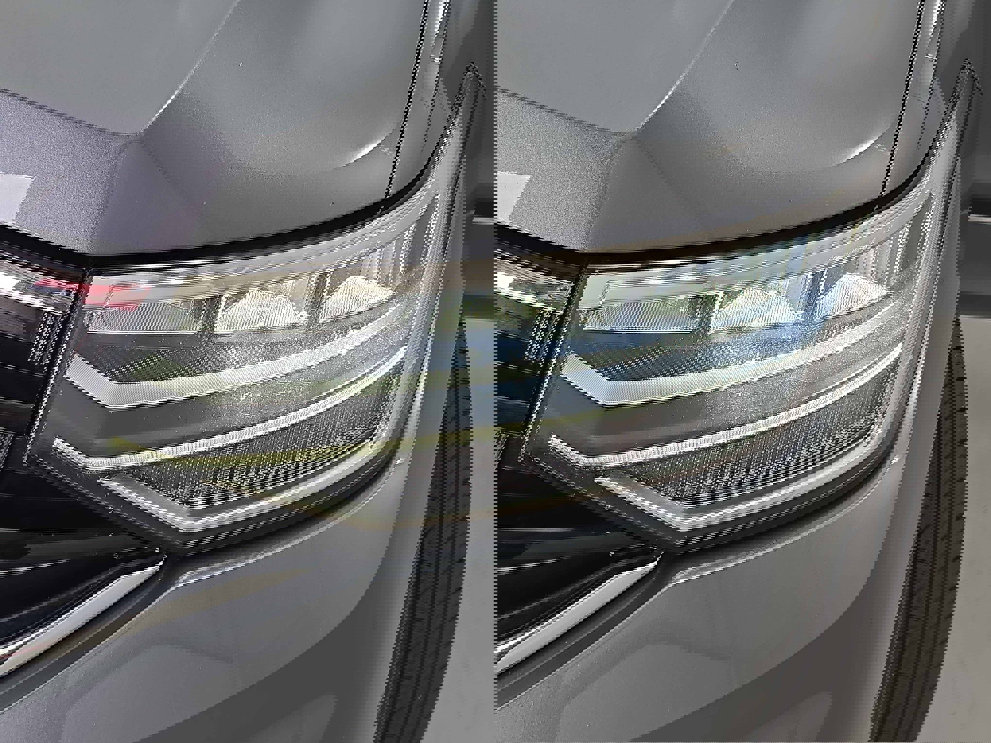 Certified 2022 Volkswagen Tiguan SE R-Line image 32