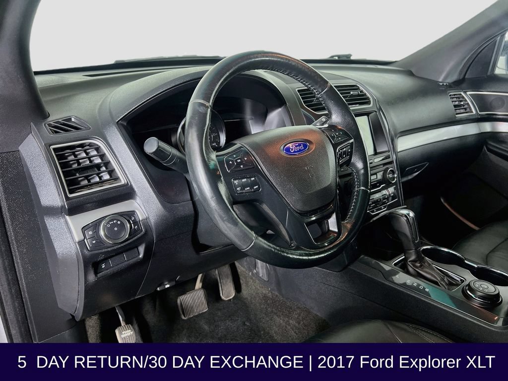 Used 2017 Ford Explorer XLT w/ Equipment Group 202A AWD/4WD image 11