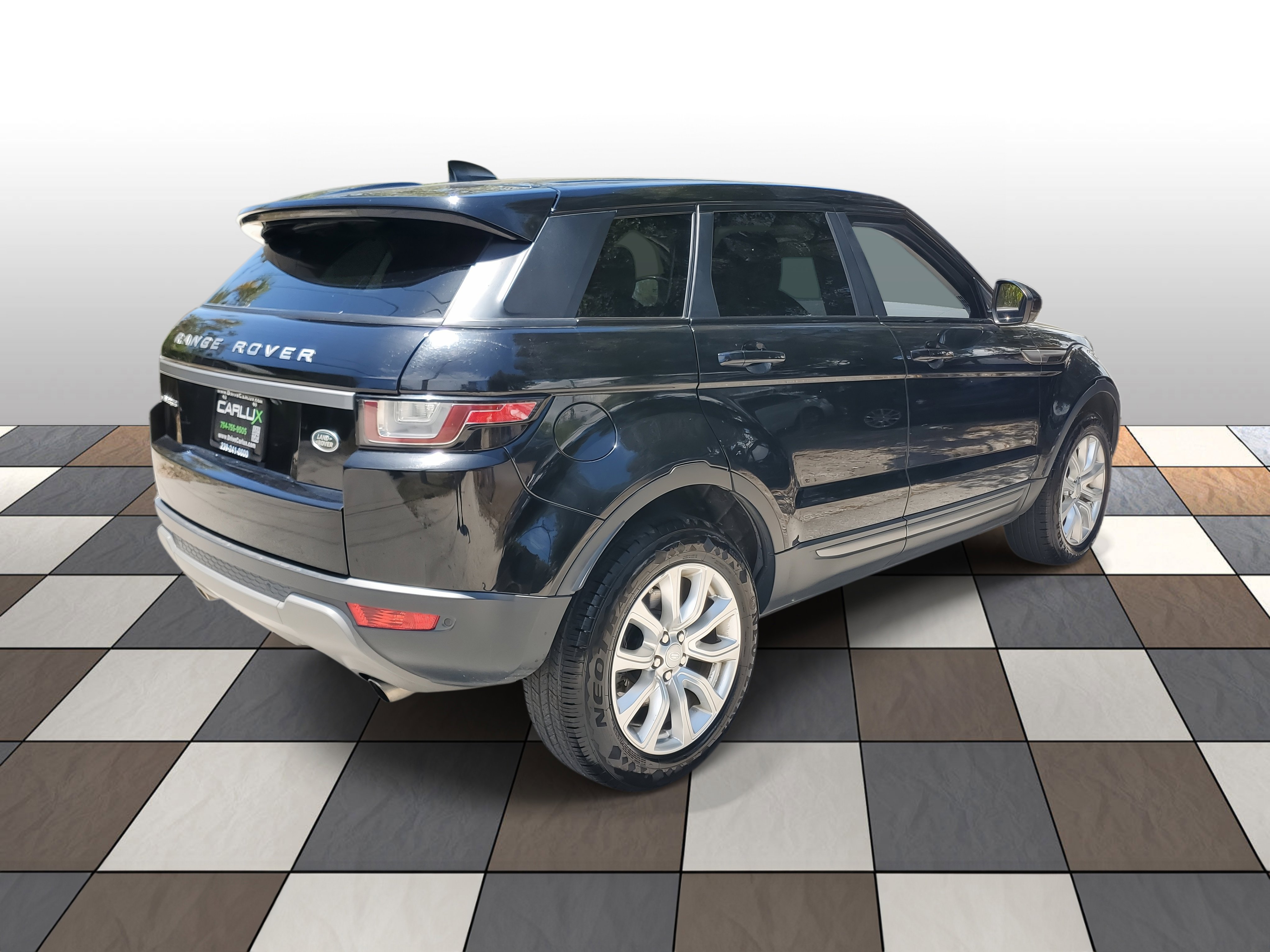 Used 2019 Land Rover Range Rover Evoque SE image 4
