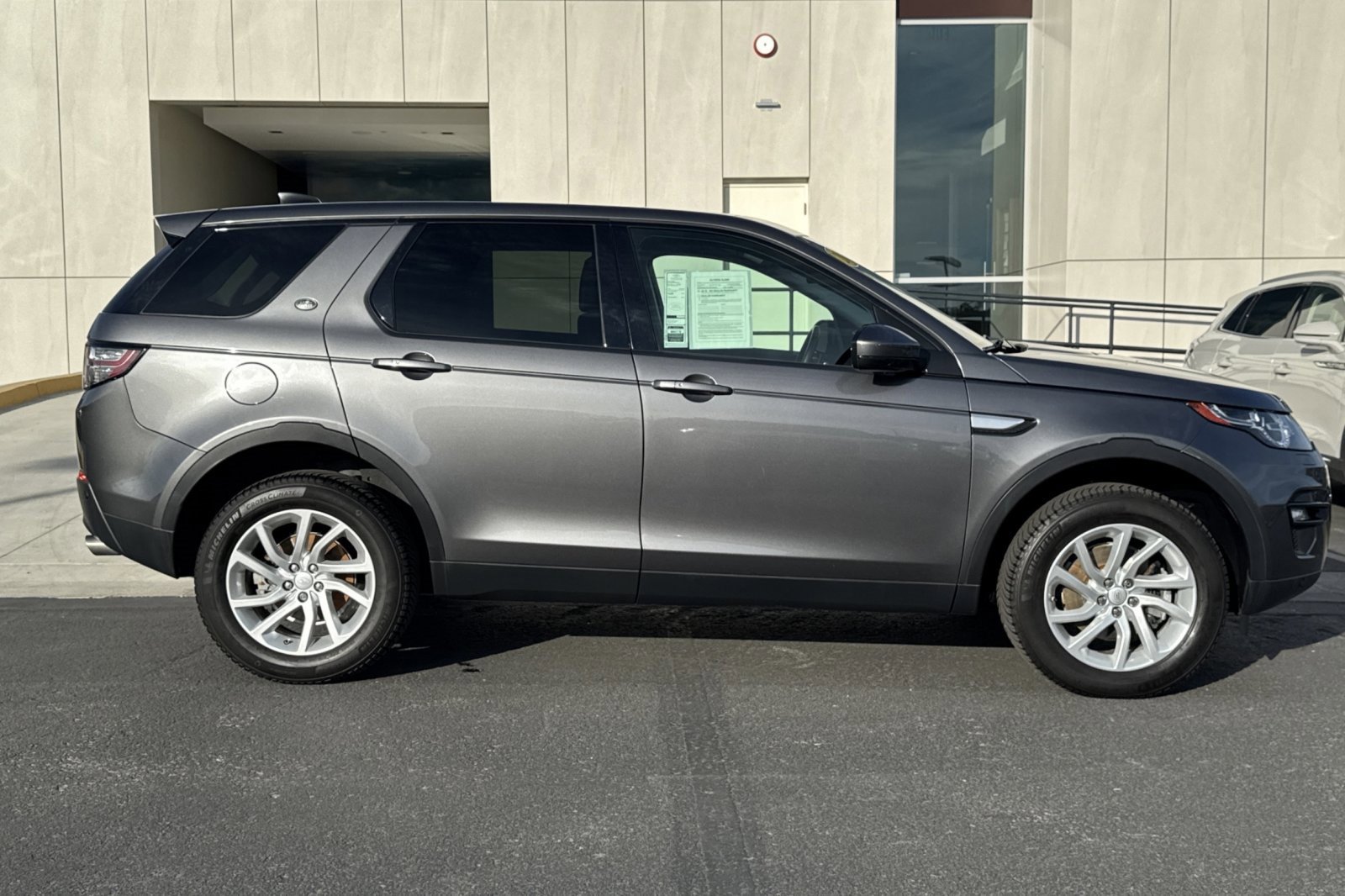 Used 2019 Land Rover Discovery Sport HSE image 2