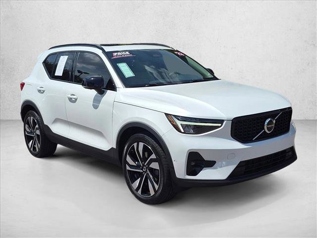 Used 2023 Volvo XC40 B5 Plus w/ Driver Assist Package AWD/4WD image 3