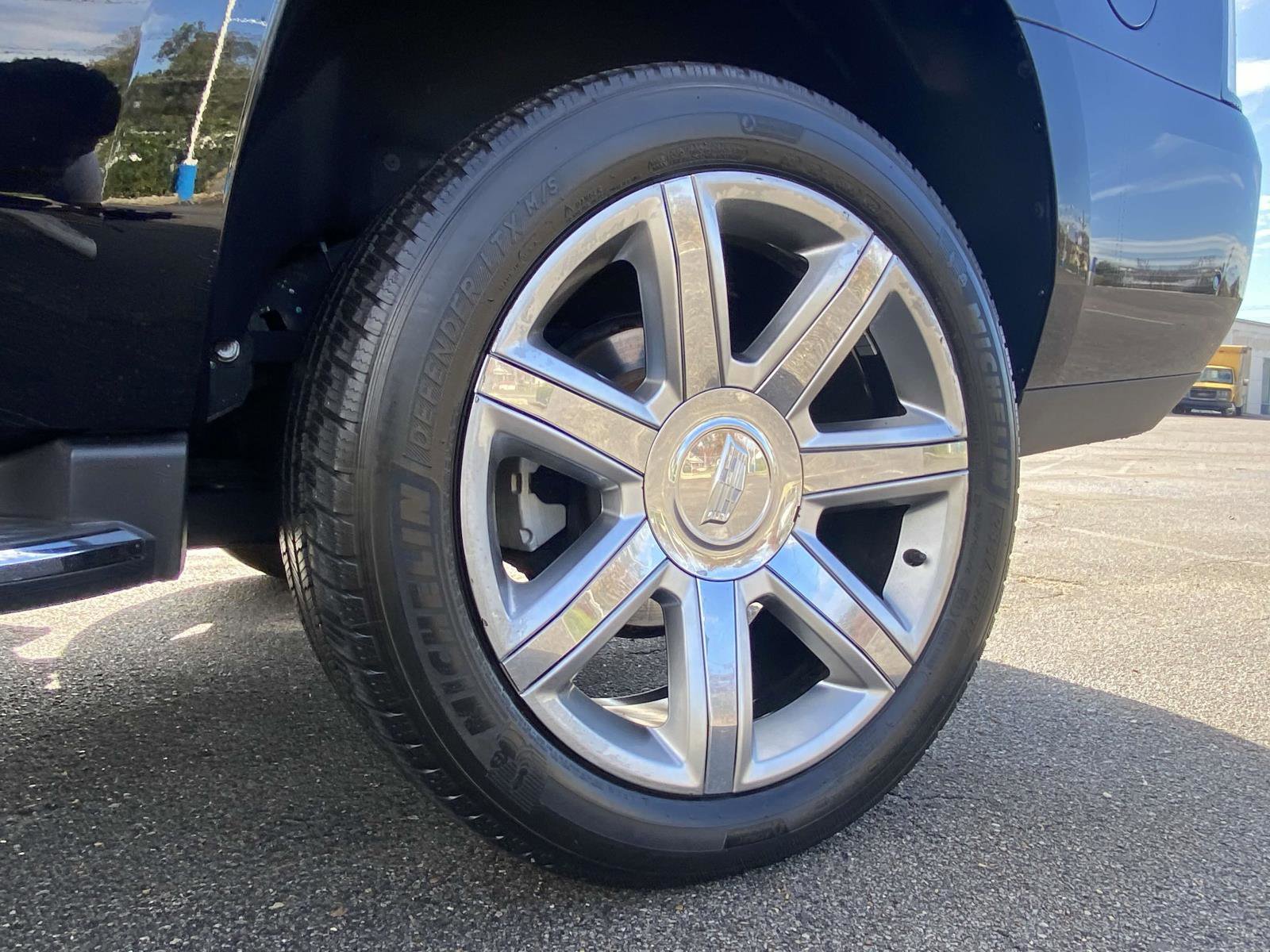 Used 2019 Cadillac Escalade Luxury image 9