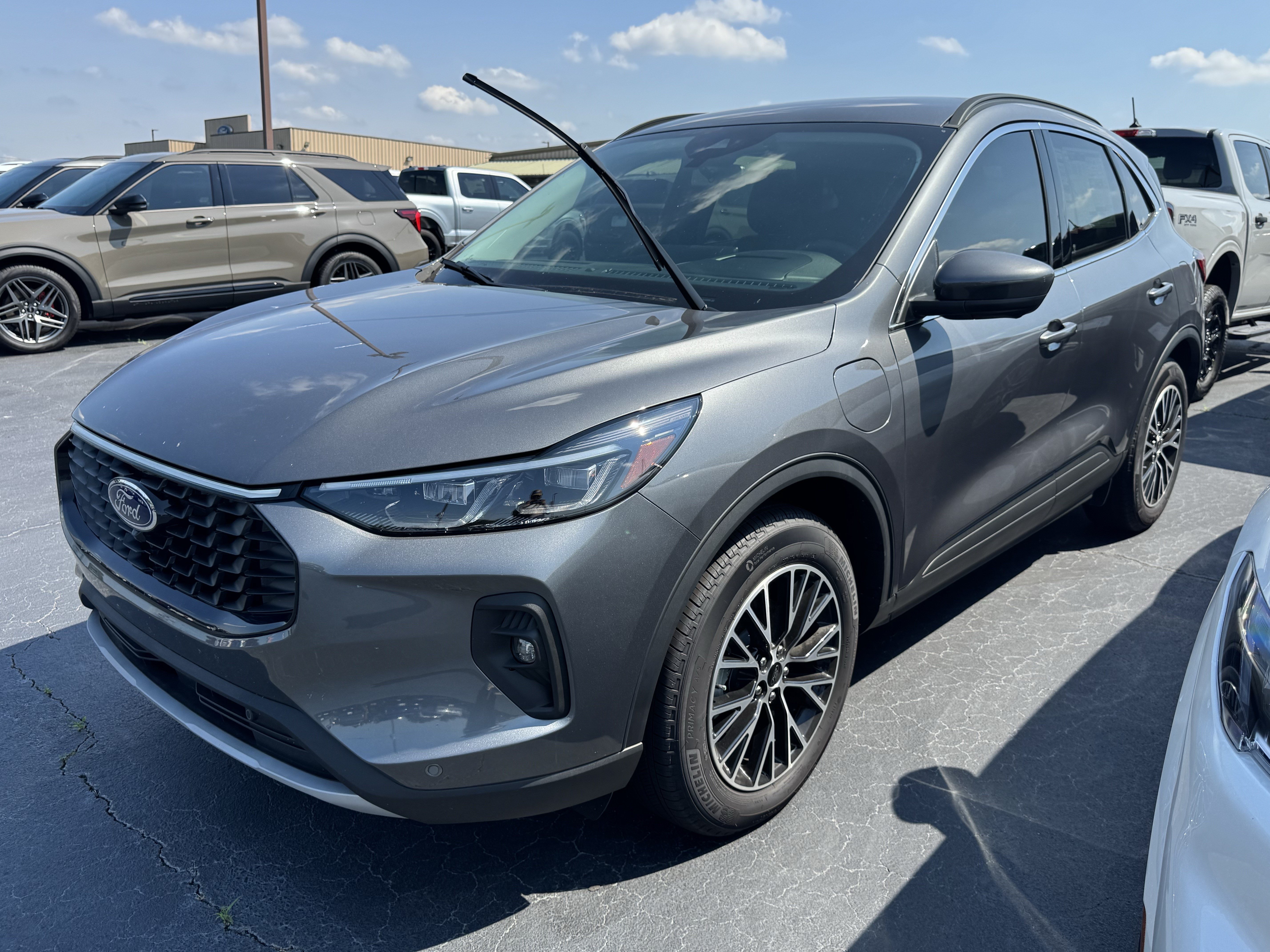 Used 2025 Ford Escape SE w/ PHEV Premium Package FWD image 3