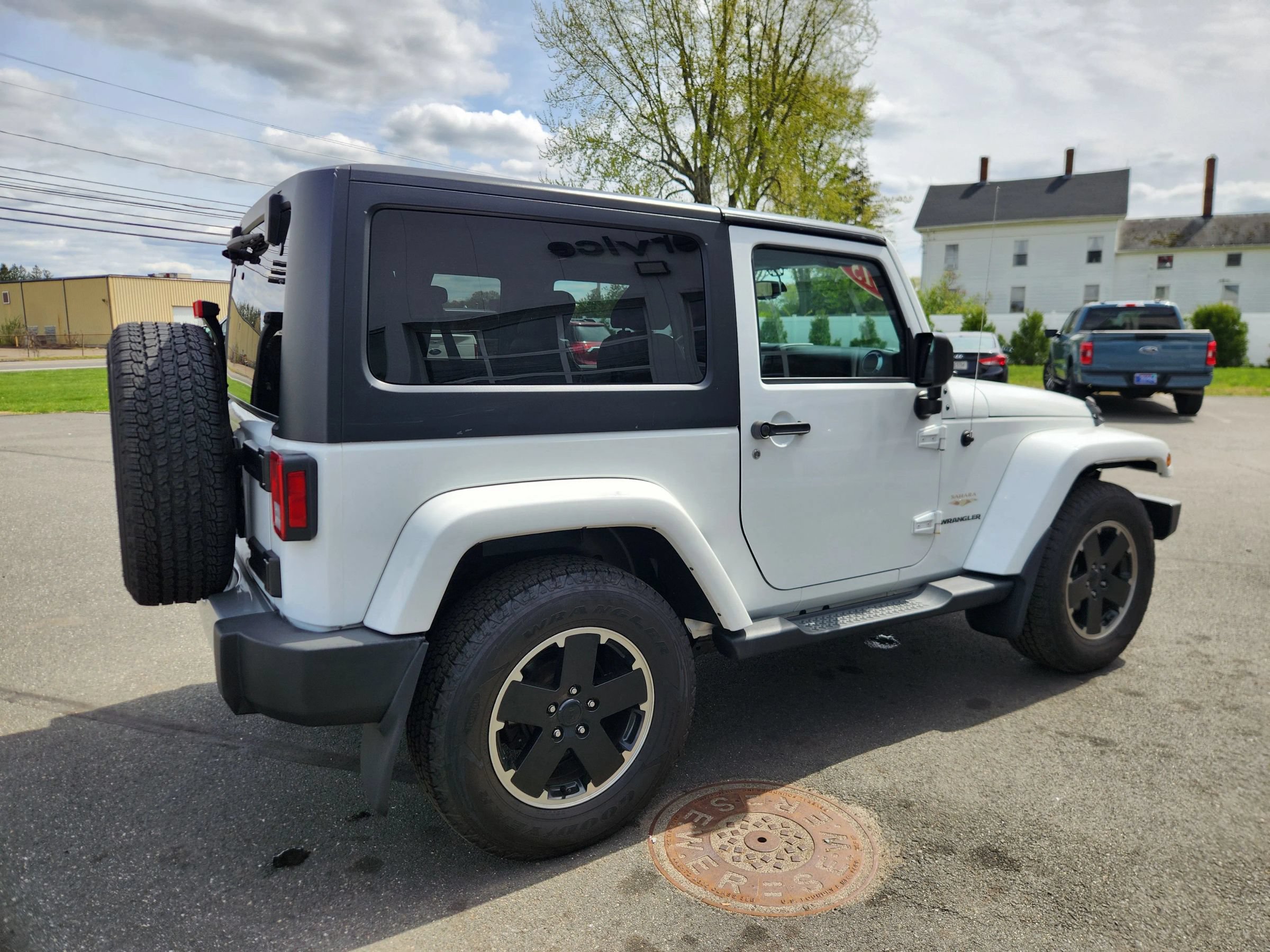 Used 2015 Jeep Wrangler Sahara w/ Dual Top Group AWD/4WD image 17