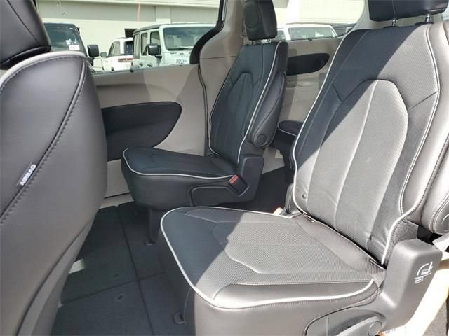 New 2023 Chrysler Pacifica Limited FWD image 10
