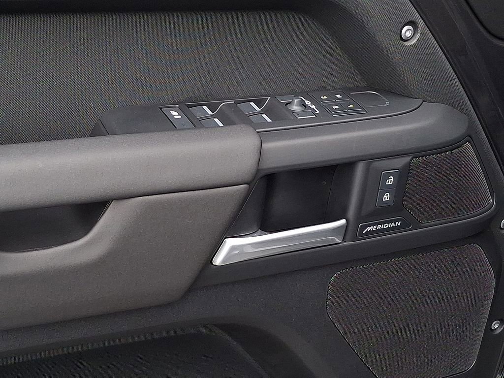 Used 2025 Land Rover Defender 110 S image 12