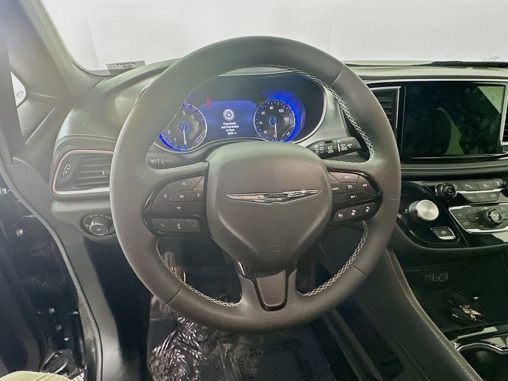 Certified 2025 Chrysler Pacifica Limited image 17