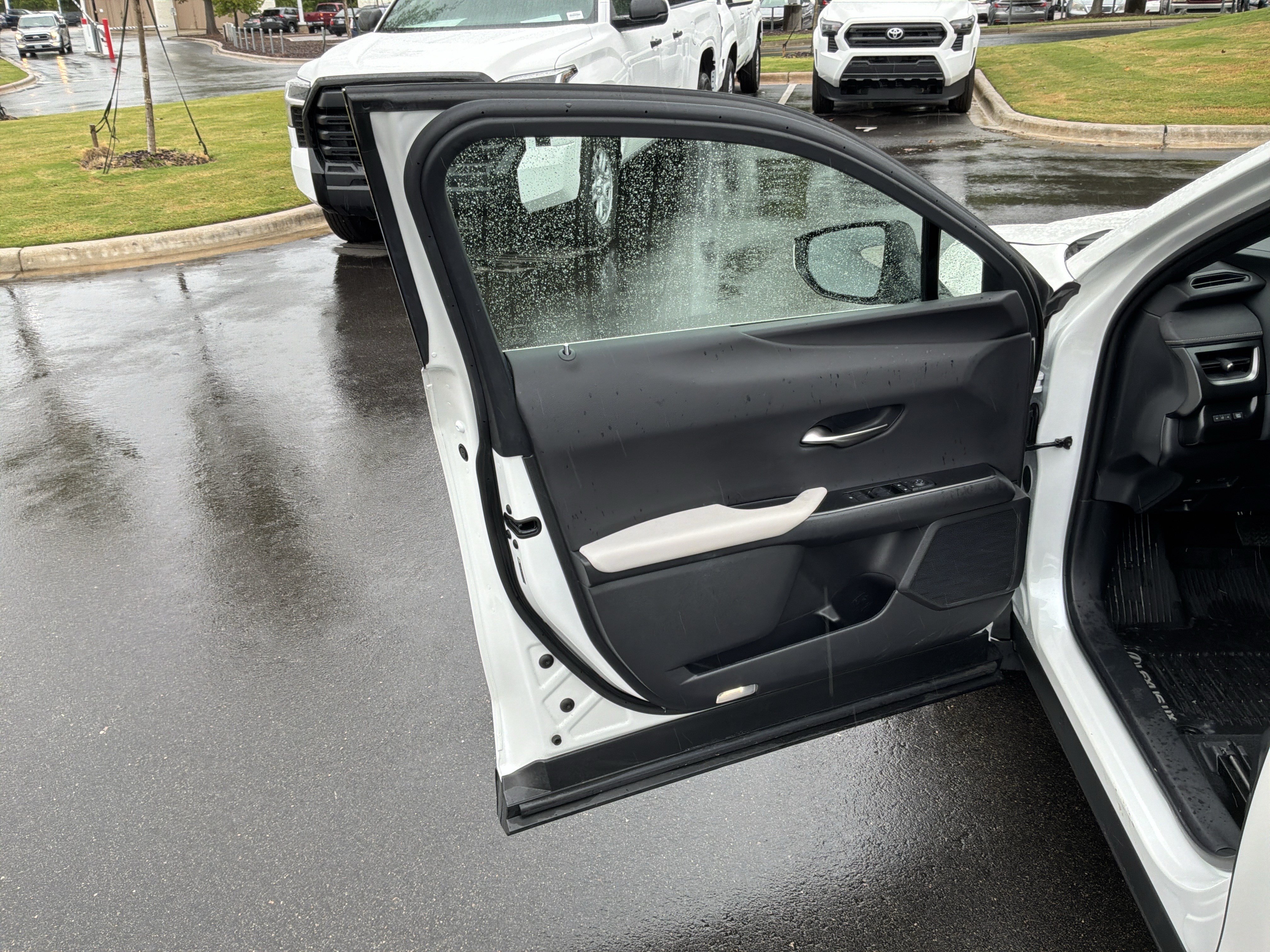 Used 2025 Lexus UX 300h FWD w/ Accessory Package (Z2) image 14