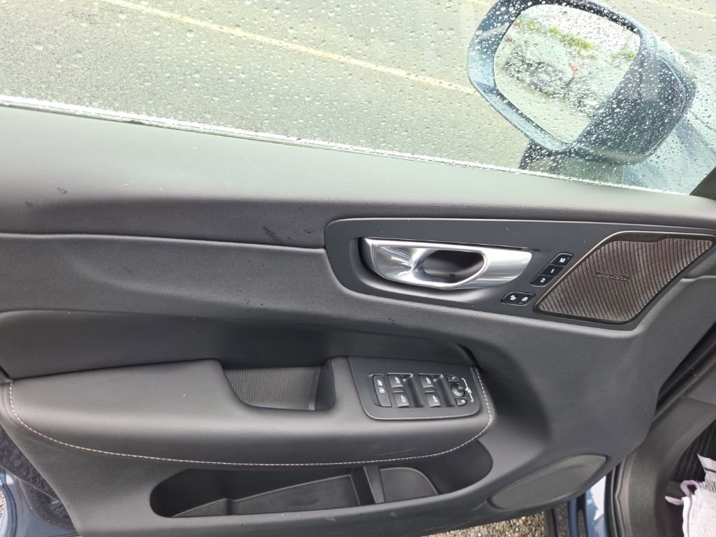 Used 2023 Volvo XC60 B5 Ultimate w/ Climate Package image 3