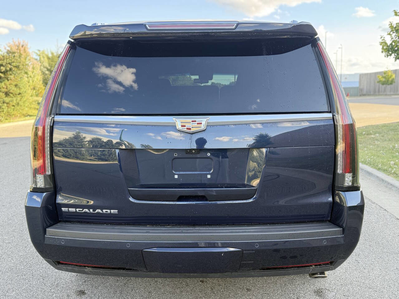 Used 2018 Cadillac Escalade Premium Luxury w/ LPO, Radiant Package image 4