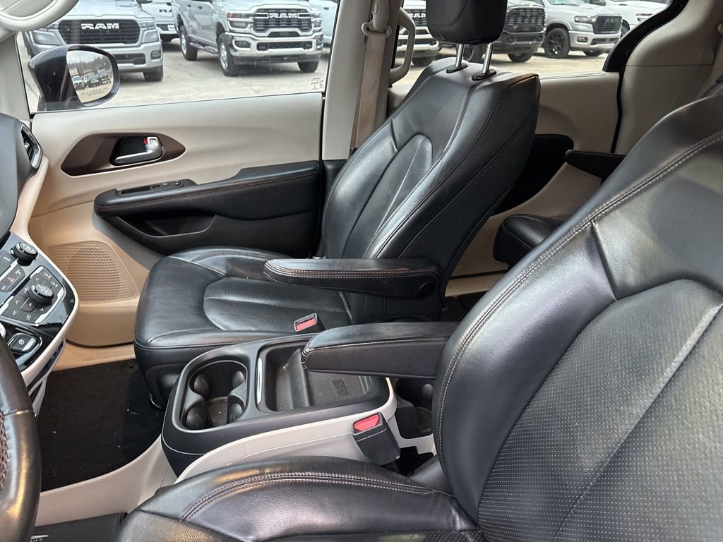 Used 2018 Chrysler Pacifica Touring-L image 12