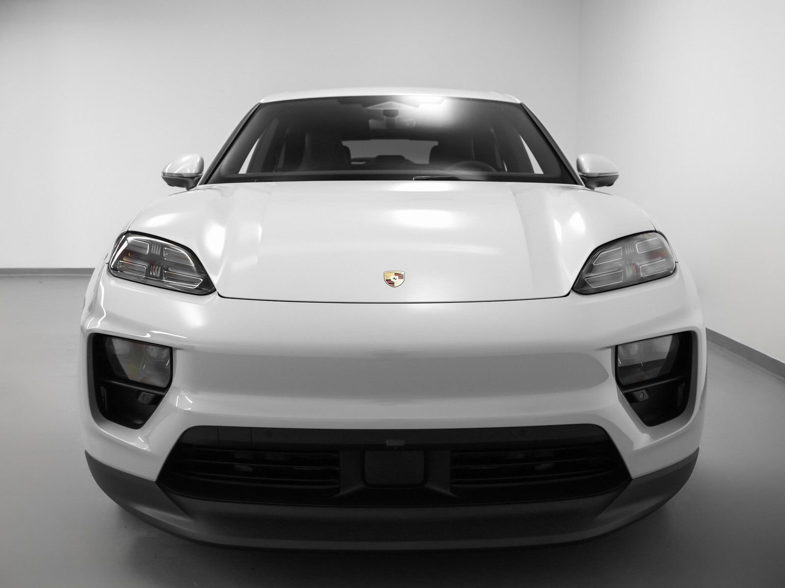 Certified 2025 Porsche Macan 4S Electric AWD/4WD image 8