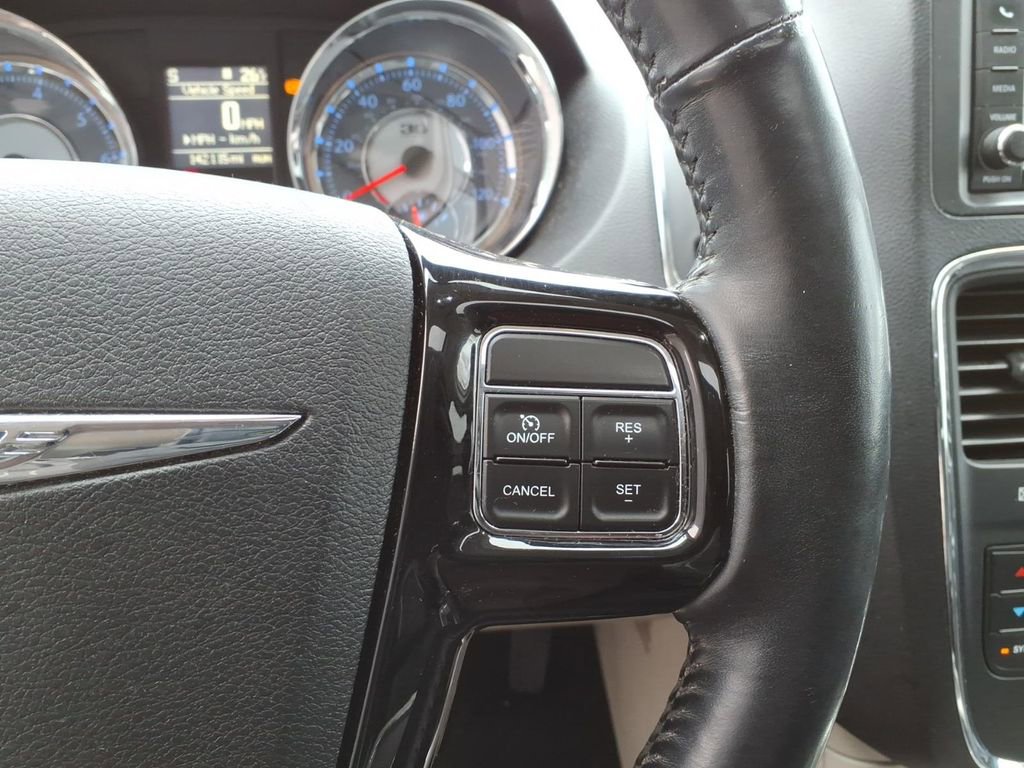 Used 2014 Chrysler Town & Country Touring-L image 19