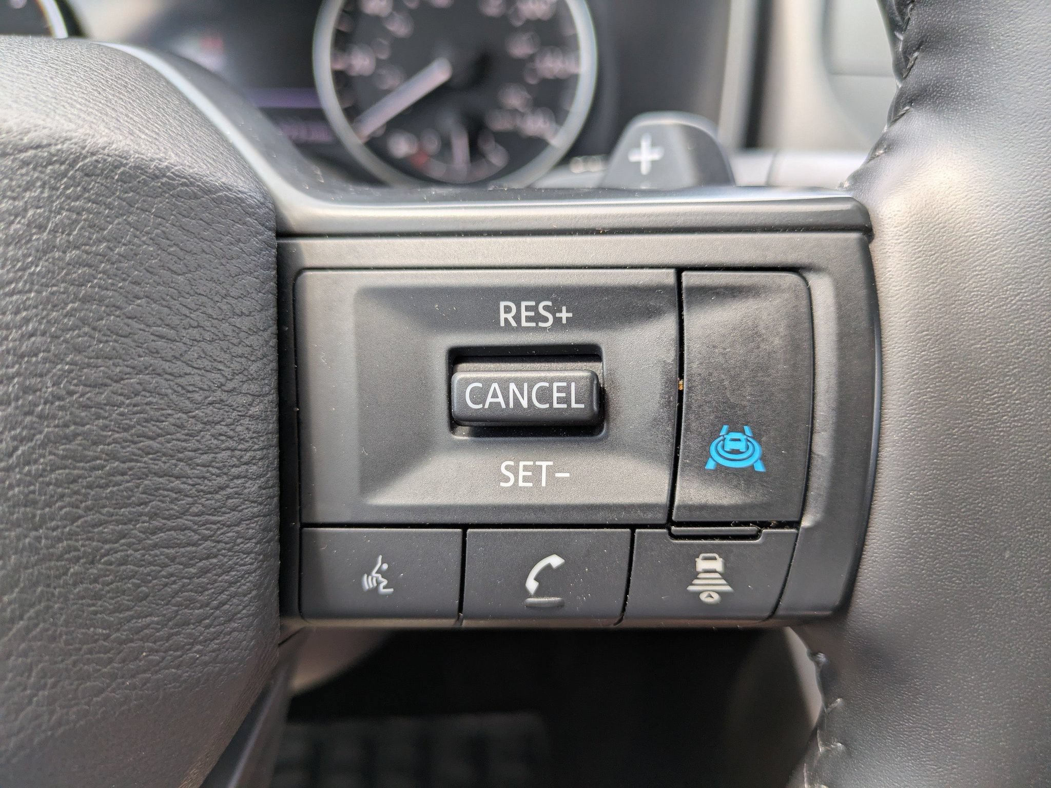 Certified 2025 Nissan Rogue SV FWD image 25