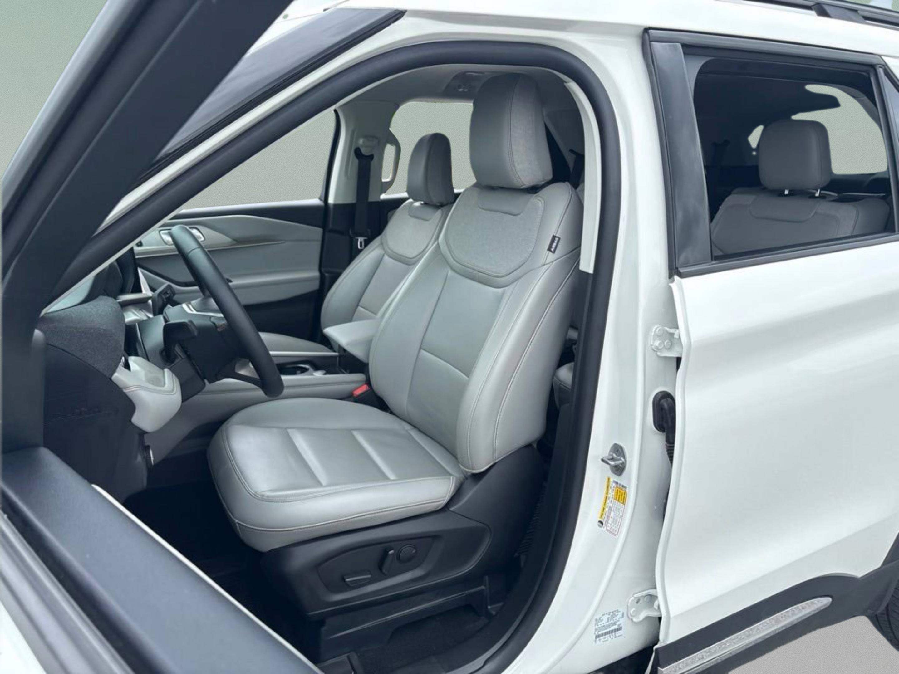Used 2025 Ford Explorer Active w/ Active Comfort Package RWD image 23