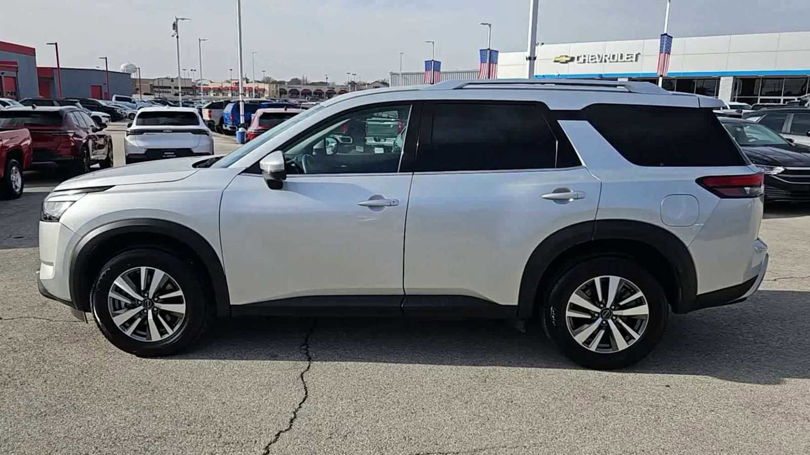 Used 2025 Nissan Pathfinder SL image 5