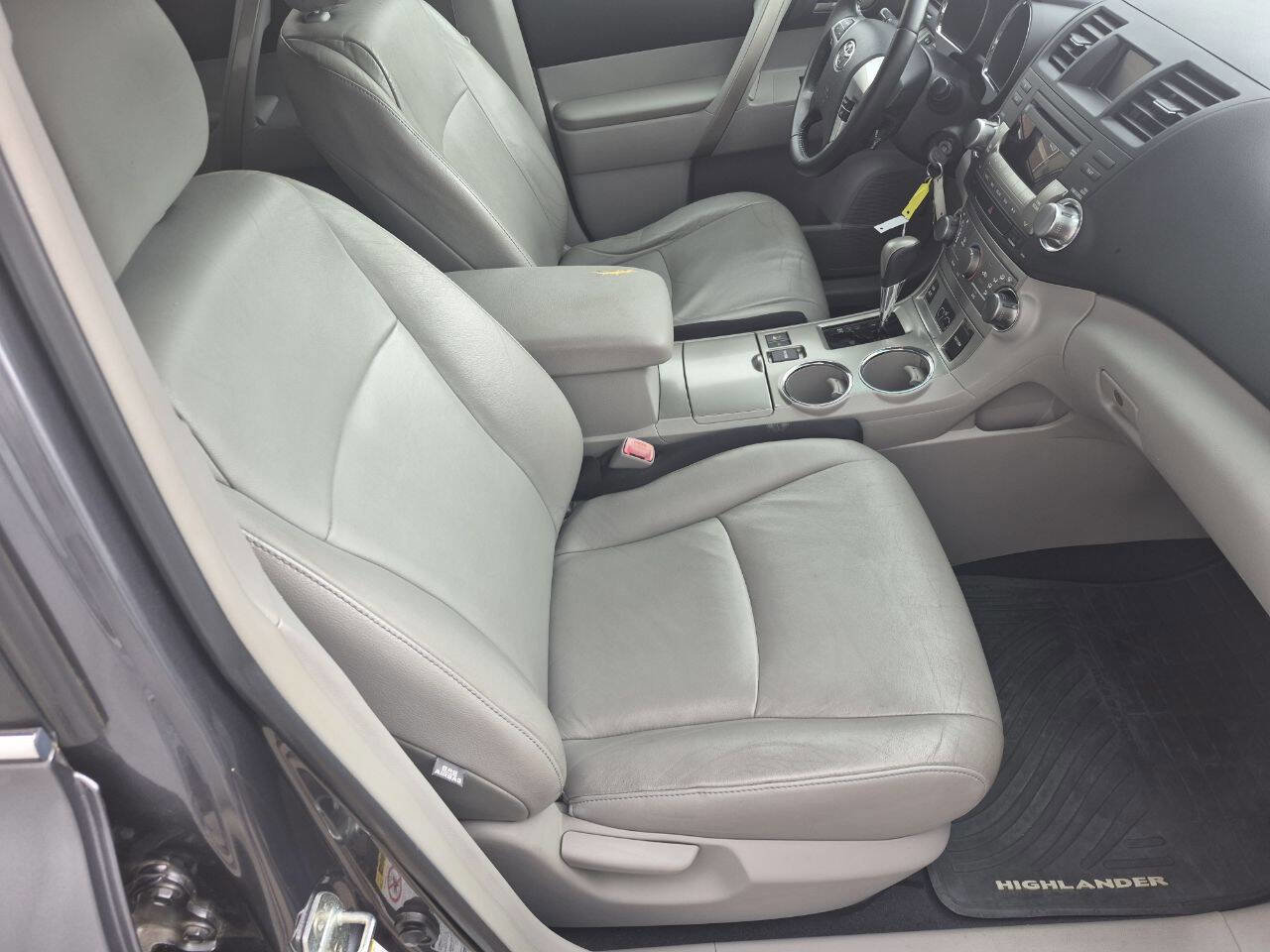 Used 2011 Toyota Highlander SE w/ Tow Pkg AWD/4WD image 9