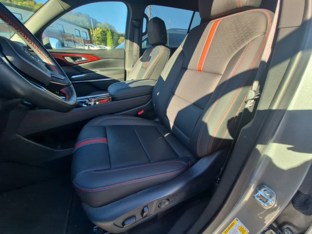 Used 2024 Chevrolet Traverse RS FWD image 11