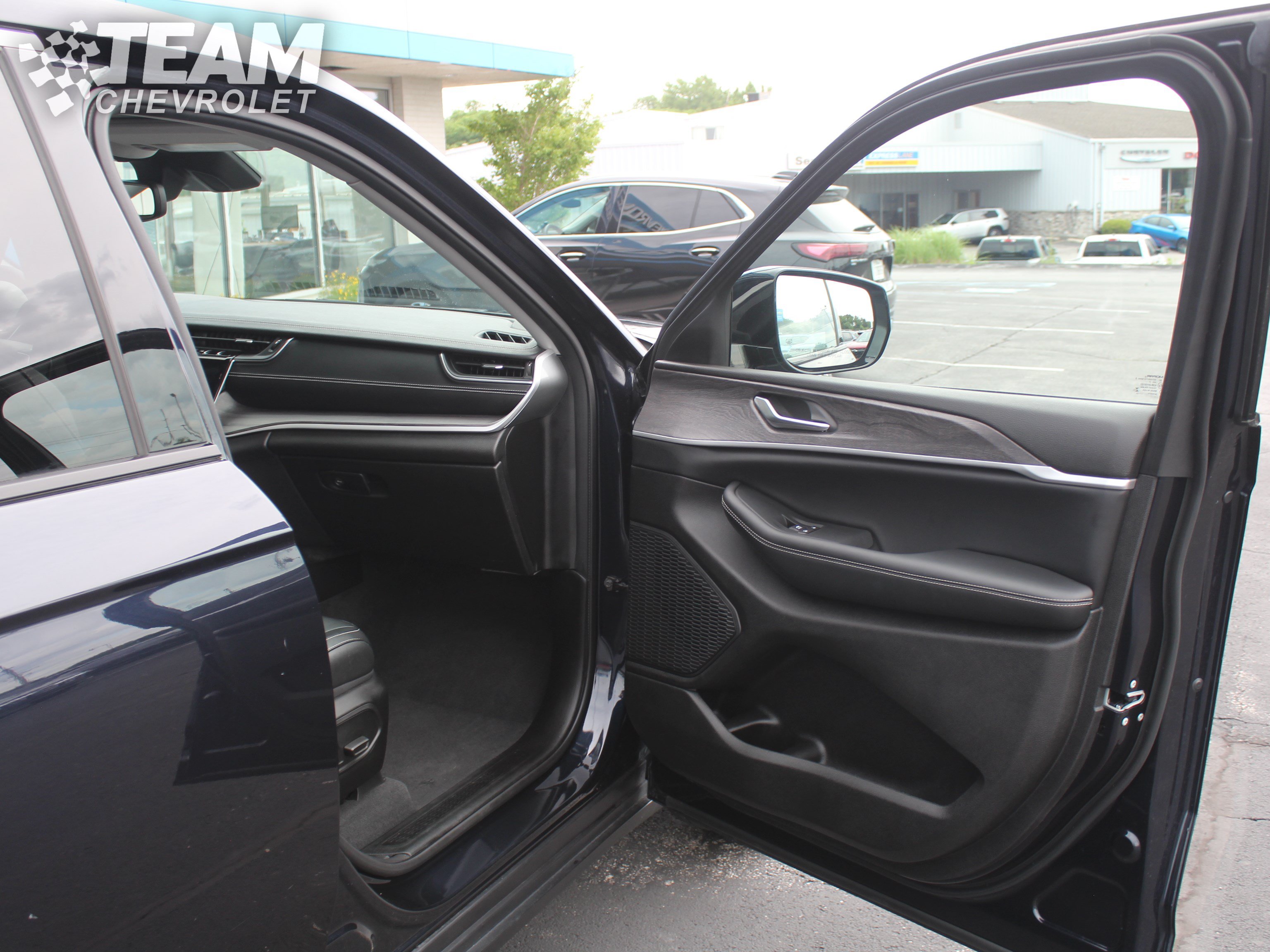 Used 2023 Jeep Grand Cherokee L Limited AWD/4WD image 27