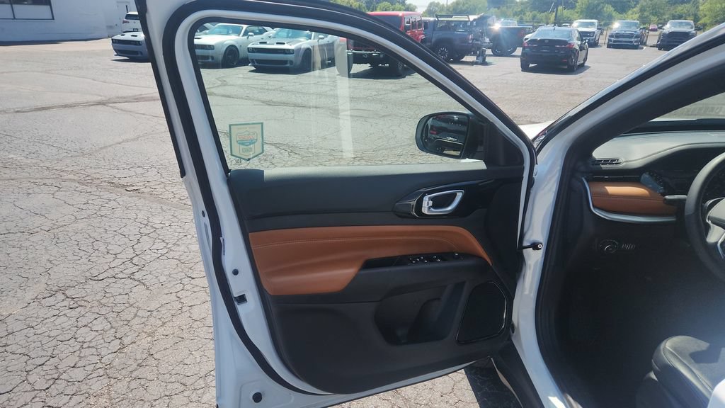 Used 2025 Jeep Compass Limited AWD/4WD image 16