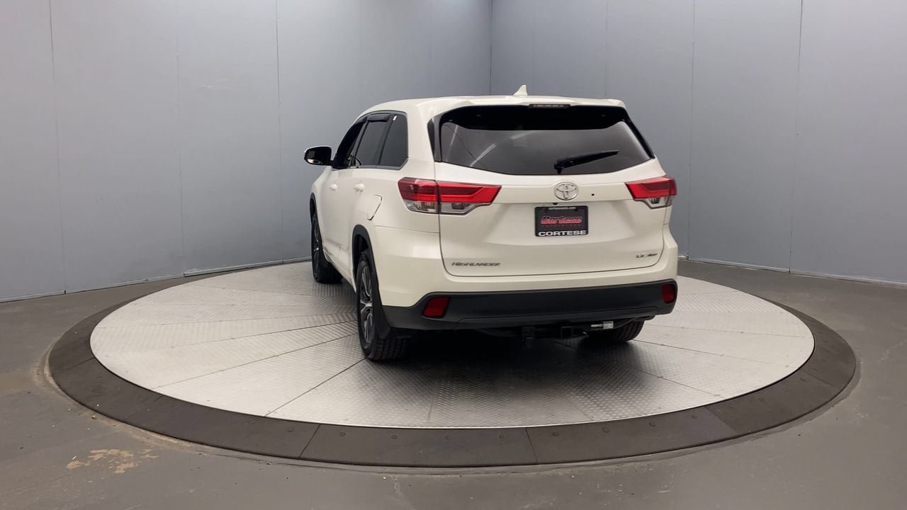 Used 2018 Toyota Highlander Plus AWD/4WD image 3