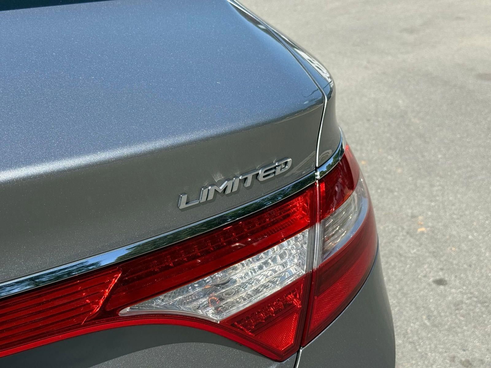 Used 2014 Hyundai Azera Limited w/ Option Group 02 FWD image 12
