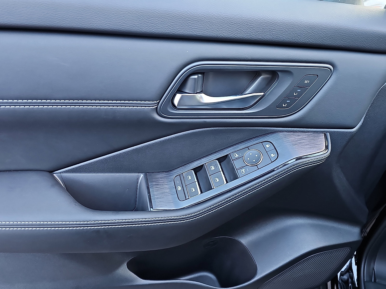 Certified 2025 Nissan Rogue SL w/ Tech Package image 13