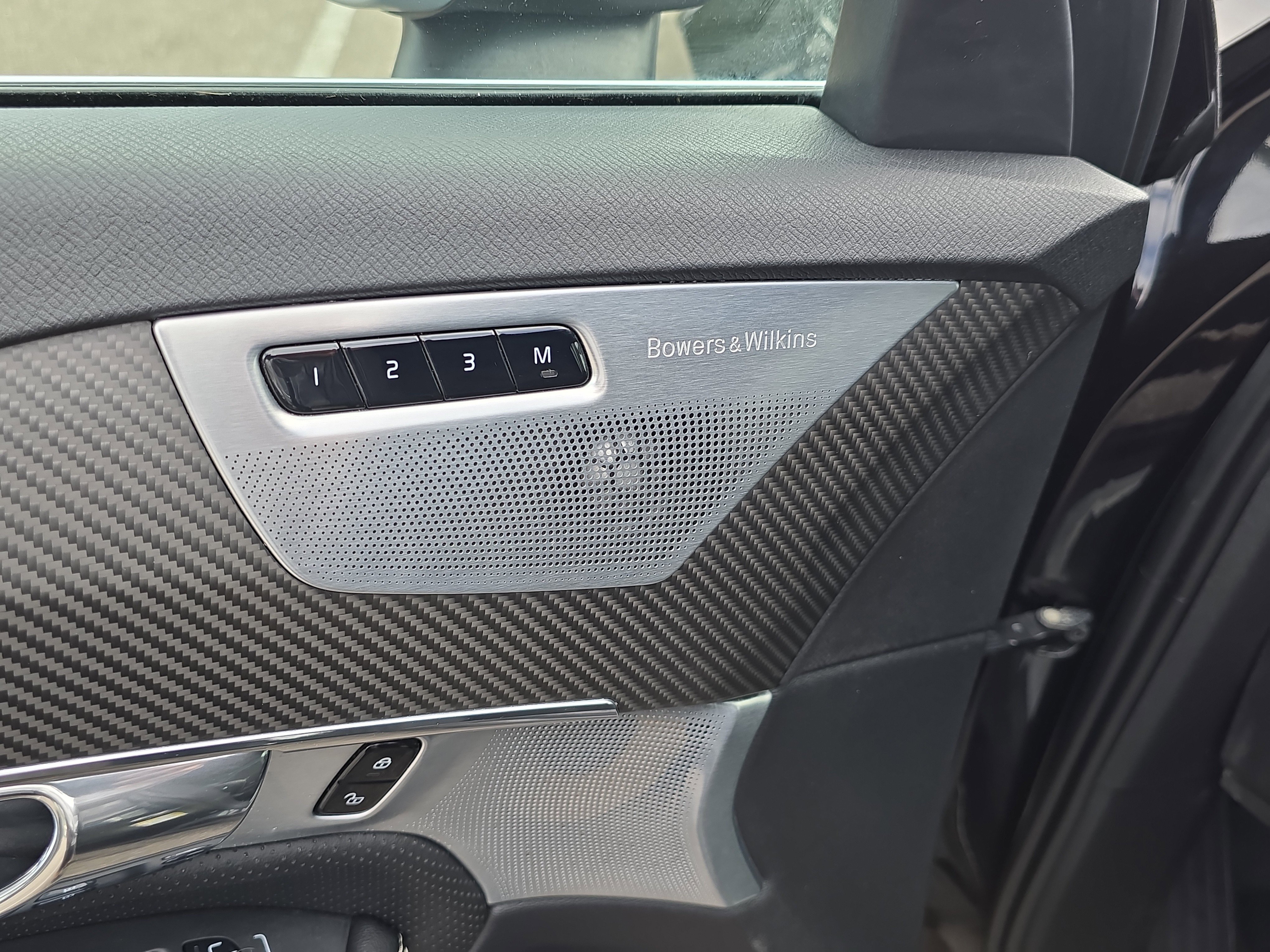 Used 2016 Volvo XC90 T8 R-Design w/ Vision Package image 18