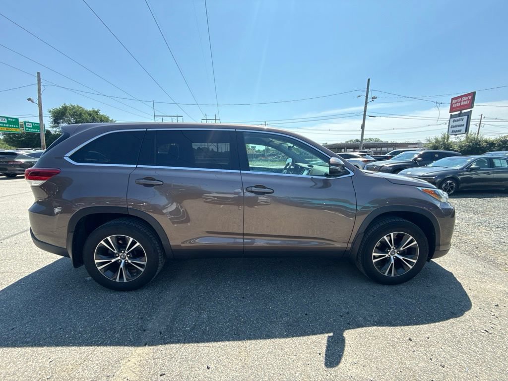Used 2019 Toyota Highlander Plus AWD/4WD image 6