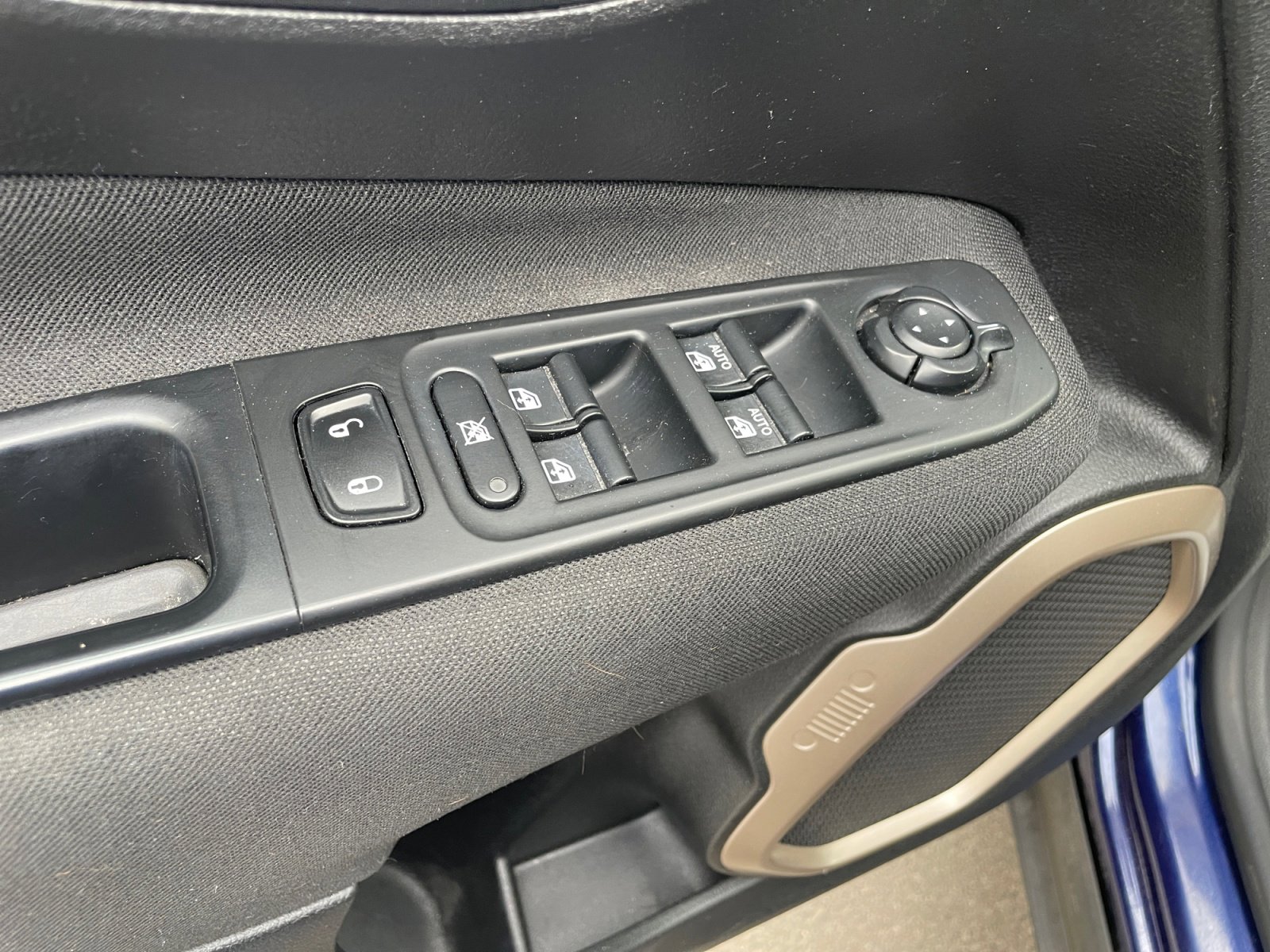 Used 2017 Jeep Renegade Latitude FWD image 17