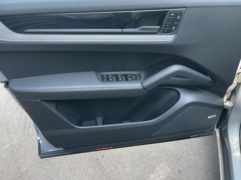 Certified 2025 Porsche Cayenne AWD/4WD image 24