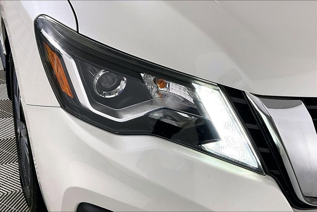 Used 2018 Nissan Pathfinder Platinum image 29
