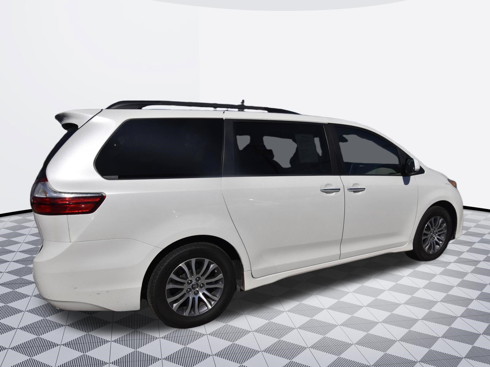 Used 2018 Toyota Sienna XLE w/ XLE Navigation Package FWD image 4